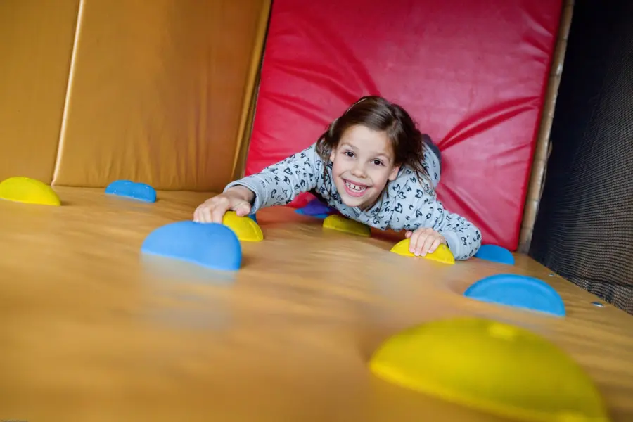 Klimwand binnenspeeltuin recreatiepark Kaps